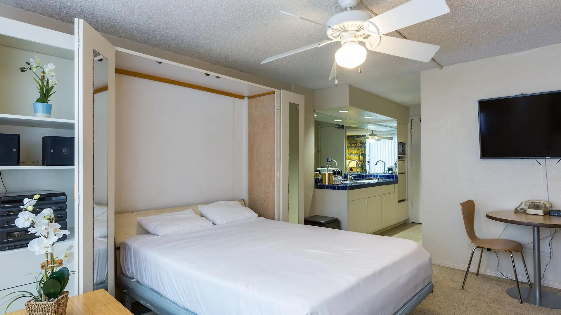 **  Kuhio Banyan Hotel  Honolulu USA